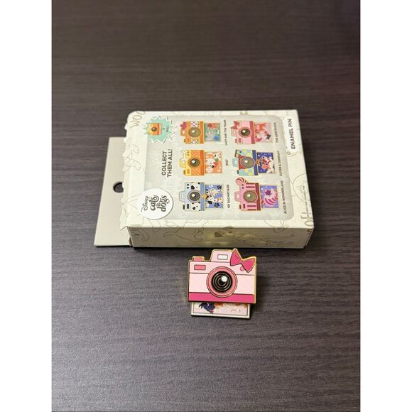 Disney Cats & Dogs Camera Sliding Blind Box Enamel Pin - The Aristocats - Picture 3 of 3